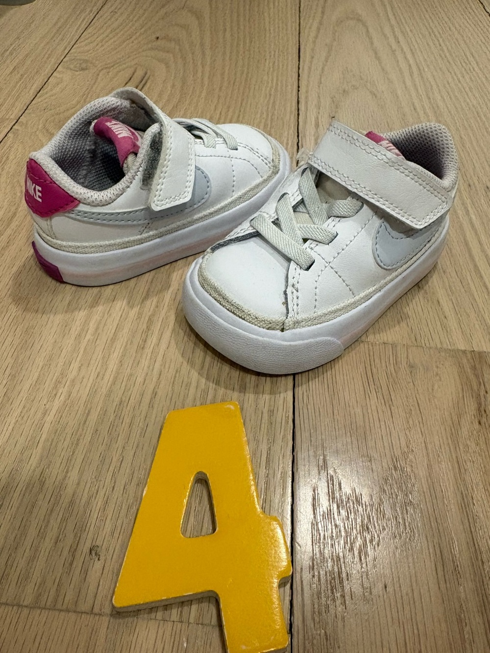 Nike Kids White and Pink Velcro Low-Top Sneakers